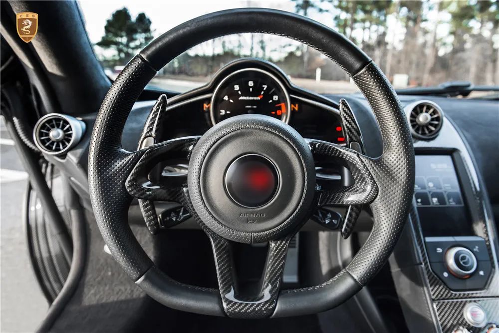 没有过多装饰以简为主迈凯伦650s碳纤维内饰