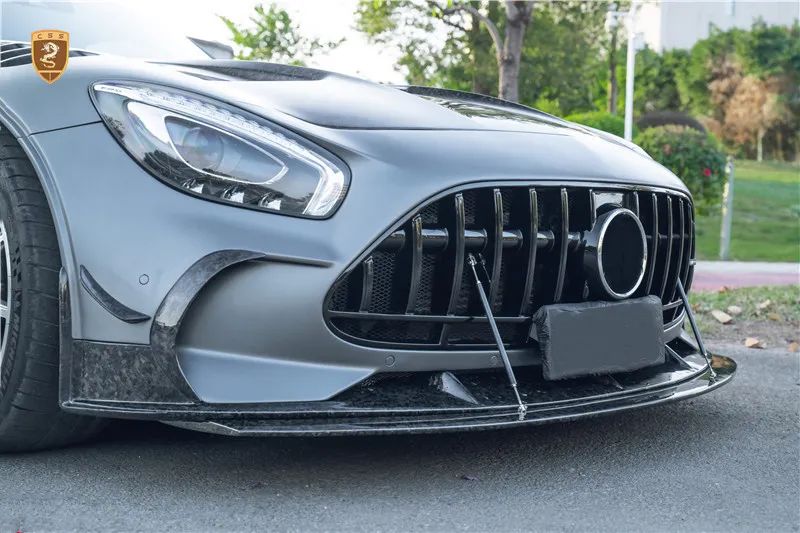 硕大的中网和前唇再配合上风刀,在加上叶子板和机