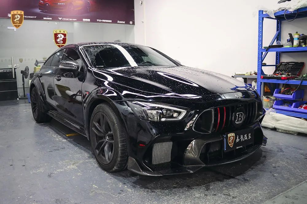 或许奔驰amg gt50比较内敛的风格改装方案看多了,这次看一下这款狂野